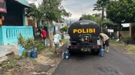 Ket foto. Petugas dari Polsek Lawang Polres Malang mendistribusikan air bersih pada warga masyarakat yang terdampak kekeringan