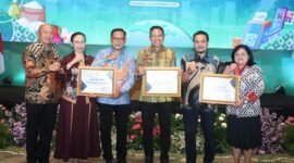 Ket foto. Wali Kota Malang, Wahyu Hidayat (tengah) usai menerima penghargaan dari Gubernur Jawa Timur, Khofifah Indar Parawansa di Surabaya 