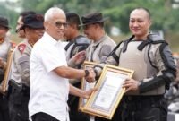 Ket foto. Kapolresta Malang Kota, Kombes Pol Nanang Haryono, SH, SIK, M.Si, saat menerima penghargaan pada puncak Apel Kasatwil Polri 2025