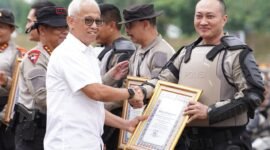 Ket foto. Kapolresta Malang Kota, Kombes Pol Nanang Haryono, SH, SIK, M.Si, saat menerima penghargaan pada puncak Apel Kasatwil Polri 2025