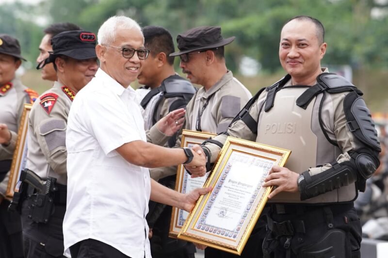 Ket foto. Kapolresta Malang Kota, Kombes Pol Nanang Haryono, SH, SIK, M.Si, saat menerima penghargaan pada puncak Apel Kasatwil Polri 2025