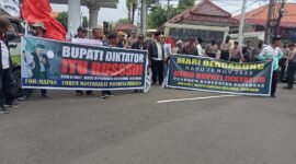 Ket foto. gabungan LSM Pasuruan raya saat aksi demo di pabrik Aqua dan pendopo Bupati
