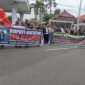 Ket foto. gabungan LSM Pasuruan raya saat aksi demo di pabrik Aqua dan pendopo Bupati