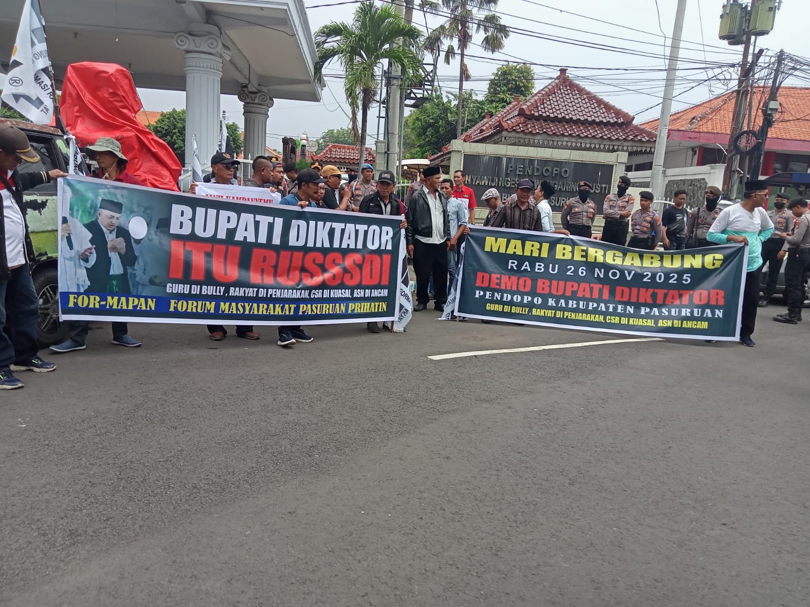 Demo Kedua di Depan Pabrik AQUA Gondang Wetan, Aktivis Pasuruan Desak Penindakan dan Tutup Operasional IMG-20251126-WA0043