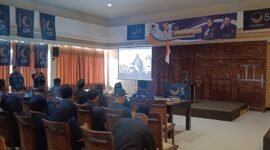 Ket foto. Pengurus, kader dan simpatisan DPD Partai NasDem Kabupaten Malang saat menyaksikan orasi politik Ketua Umumnya, Surya Paloh 