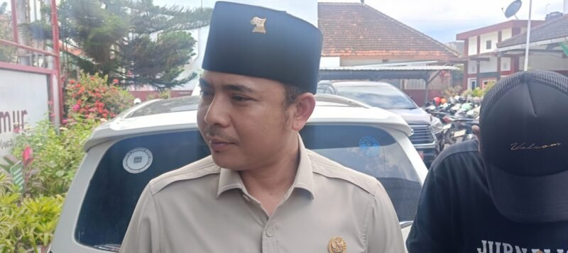 Ket foto. Anggota Komisi IV DPRD Kabupaten Malang dari Fraksi Gerindra, Feri Andi Suseko, saat diwawancara awak media di Pendopo Kecamatan Singosari 