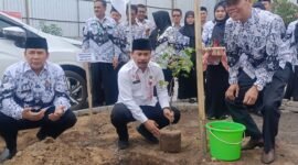 Ket foto. Kepala Dinas Pendidikan Kabupaten Malang, Suwadji saat melakukan penanaman pohon di halaman belang gedung PGRI 