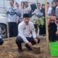 Ket foto. Kepala Dinas Pendidikan Kabupaten Malang, Suwadji saat melakukan penanaman pohon di halaman belang gedung PGRI 