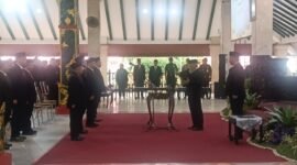 Ket foto. Bupati Malang. H.M Sanusi saat melintik dan mengambil sumpah 15 Pejabat Tinggi Pratama di lingkungan Pemerintah Kabupaten Malang 