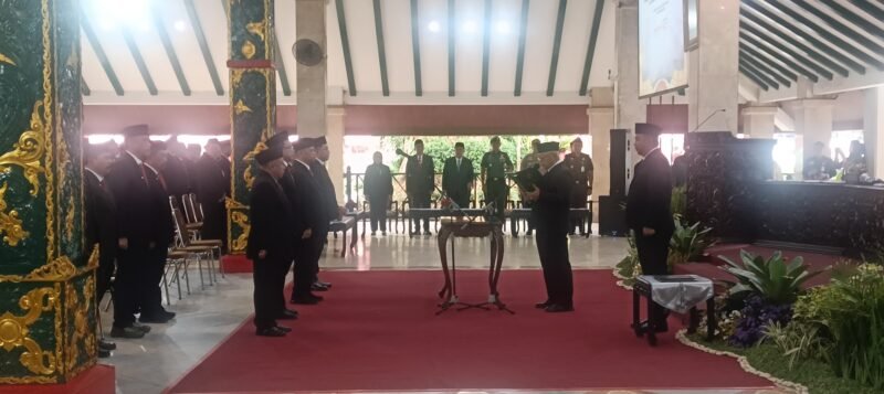 Ket foto. Bupati Malang. H.M Sanusi saat melintik dan mengambil sumpah 15 Pejabat Tinggi Pratama di lingkungan Pemerintah Kabupaten Malang 