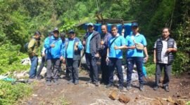 Ket foto. Direktur Utama Perumda Tirta Kanjuruhan Syamsul Hadi bersama jajaran Direksi dan staf saat berada di Sumber Pitu