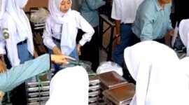 Ket foto. Para siswa SMK Nusa Poncokusumo Kabupaten Malang tampak antusias menerima program Makan Bergizi Gratis 