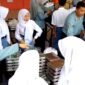 Ket foto. Para siswa SMK Nusa Poncokusumo Kabupaten Malang tampak antusias menerima program Makan Bergizi Gratis 