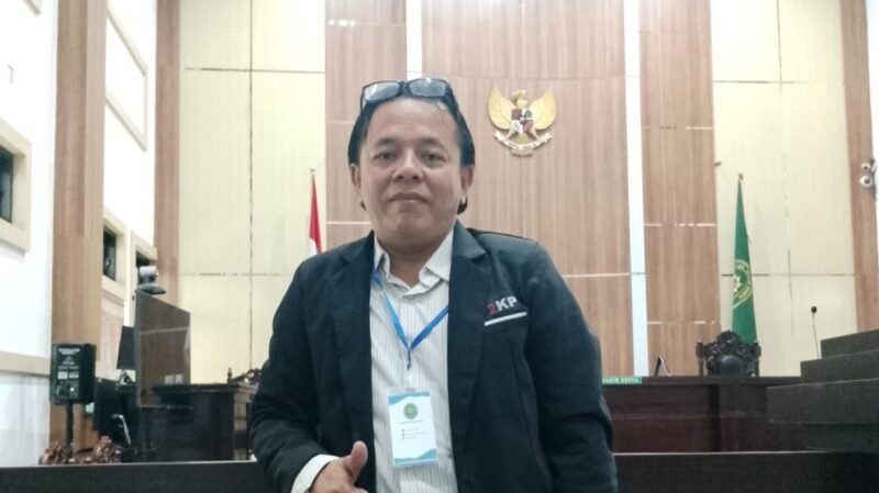 Ket foto ; Andreas Wuisan LBH Mukti Pajaran saat di Ruang Persidangan PN Bangil