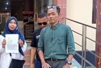 Dok. Foto. Eni Santarini di dampingi kuasa hukumnya Heti Siswanto di Mapolres Pasuruan