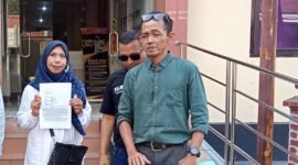 Dok. Foto. Eni Santarini di dampingi kuasa hukumnya Heti Siswanto di Mapolres Pasuruan