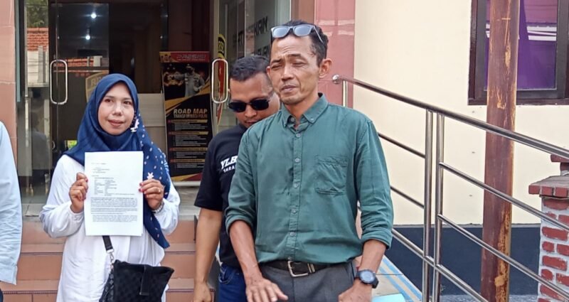 Dok. Foto. Eni Santarini di dampingi kuasa hukumnya Heti Siswanto di Mapolres Pasuruan