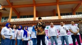 Ket foto. Bupati Malang H.M Sanusi saat memberikan sambutan dihadapan ratusan bidan dan tenaga kesehatan pada Hari Kesehatan Nasional