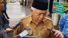 Ket foto. Bupati Malang H.M Sanusi saat diwawancara awak media 