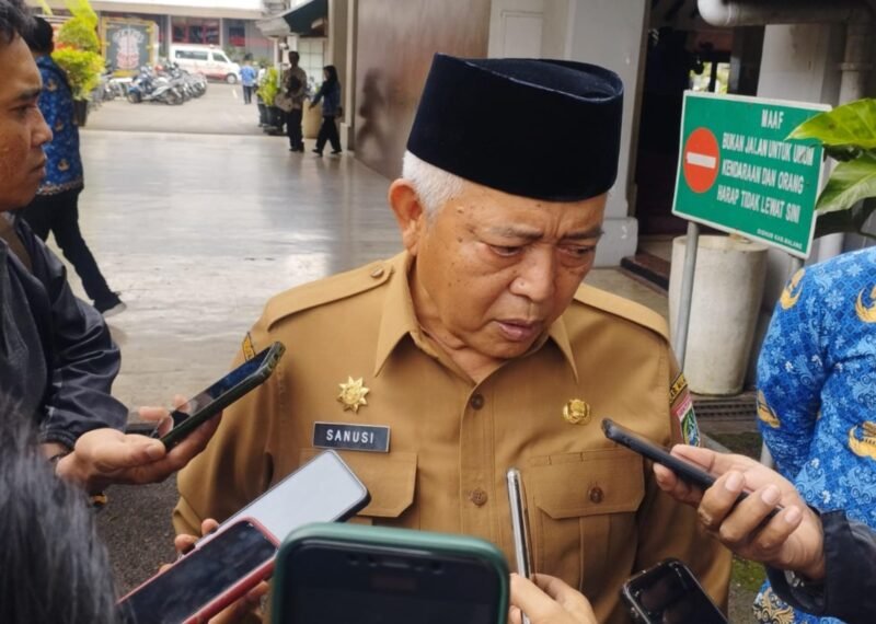Ket foto. Bupati Malang H.M Sanusi saat diwawancara awak media 
