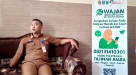 Ket foto. Camat Tajinan, Franky Yurico Christian Sukandar,