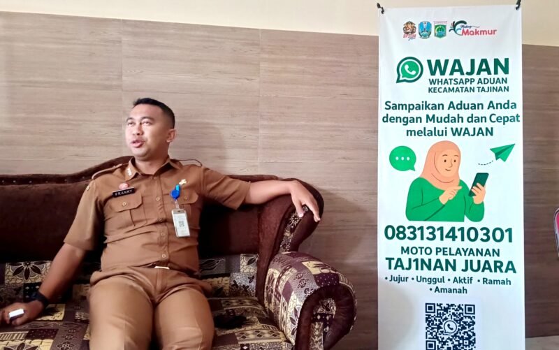 Ket foto. Camat Tajinan, Franky Yurico Christian Sukandar,