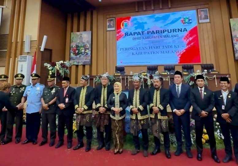 Ket foto. Wakil Bupati Malang Hj Lathifah Shohib bersama seluruh jajaran Forkopimda, Ketua dan Wakil Ketua DPRD dan tamu undangan 