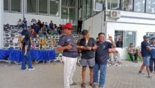 Dokumen foto : H. Misbahun Munir saat foto bersama pemenang yang juara lomba pacuan kuda .