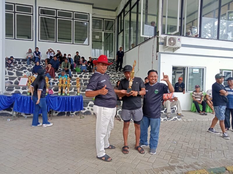 Dokumen foto : H. Misbahun Munir saat foto bersama pemenang yang juara lomba pacuan kuda .
