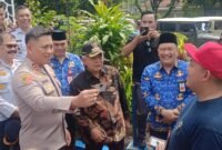 Ket foto.  Kapolres Malang AKBP Sabang Setiap S. P (kiri)  didampingi Bupati Malang,  H.M Sanusi bersama beberapa OPD saat mengecek kendaraan jeep yang akan uji kir