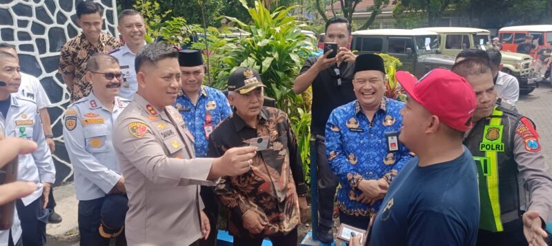 Ket foto.  Kapolres Malang AKBP Sabang Setiap S. P (kiri)  didampingi Bupati Malang,  H.M Sanusi bersama beberapa OPD saat mengecek kendaraan jeep yang akan uji kir