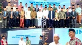 Ket foto.  KH.  Masykur Hafidz (baju putih peci putih)  bersama para pengajar saat peresmian  STAI Nurul Huda Masykuriyah Poncokusumo Malang.