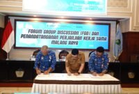 Ket foto. Sekretaris Daerah kabupaten Malang, Budiar Anwar (tengah)bersama dengan Sekda Kota Malang dan Kota Baru saat menandatangani perjanjian kerjasama 