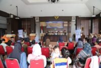 Ket foto. Bupati Malang, H.M Sanusi, Forkopimda, Sekretaris Daerah dan Ketua harian Formasi Kabupaten Malang saat pemberian serlcara simbalis bantuan sembako pada warga terdampak erupsi gunung Semeru di Kecamatan Ampelgading 