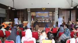 Ket foto. Bupati Malang, H.M Sanusi, Forkopimda, Sekretaris Daerah dan Ketua harian Formasi Kabupaten Malang saat pemberian serlcara simbalis bantuan sembako pada warga terdampak erupsi gunung Semeru di Kecamatan Ampelgading 