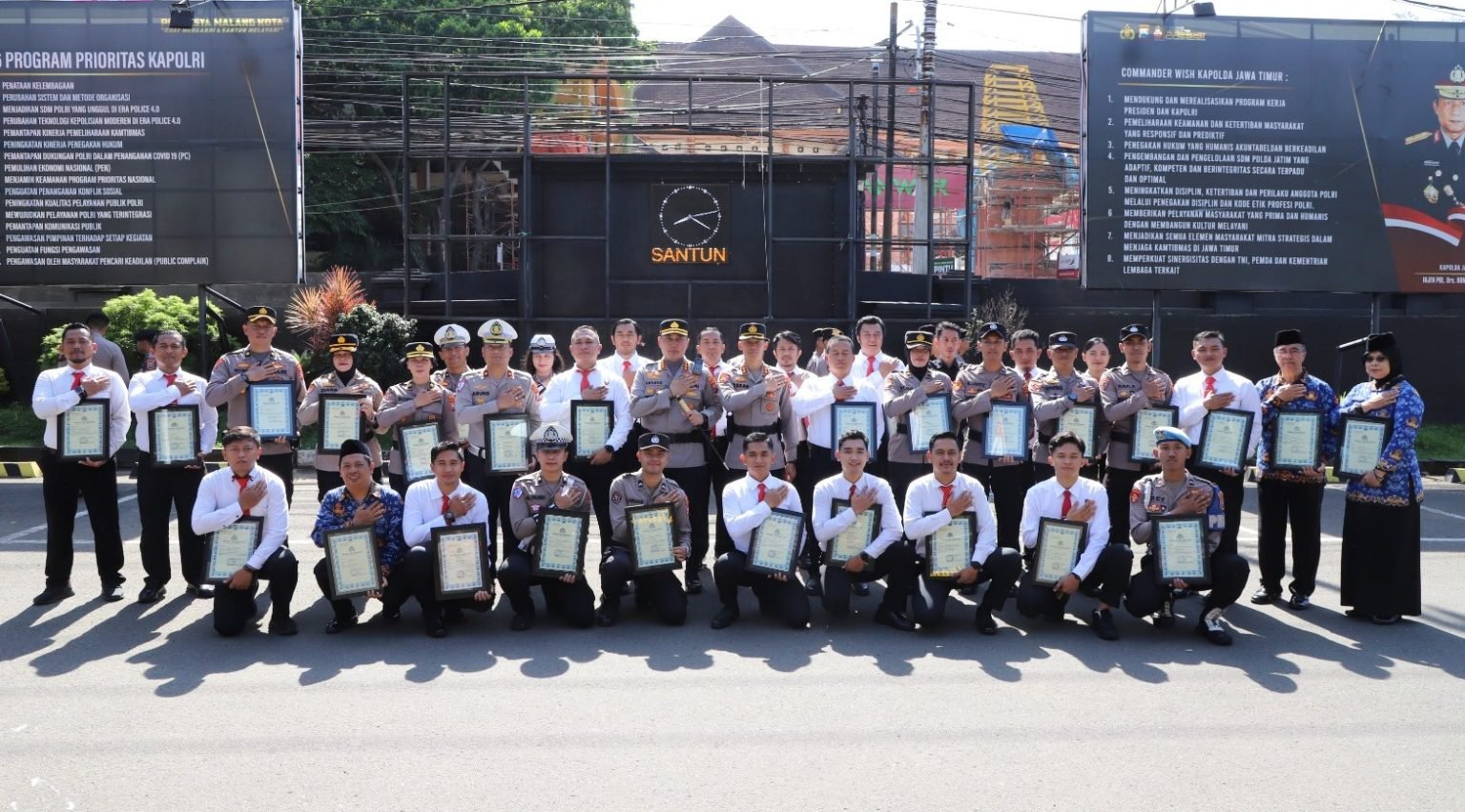Dedikasi Diapresiasi, Kapolresta Malang Kota Anugerahkan Reward untuk Personel Berintegritas 910ae5b0-c438-4c35-a673-829df0957269-1536x852