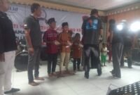 Dokumen foto: anggota YLBH saat beri santunan anak yatim