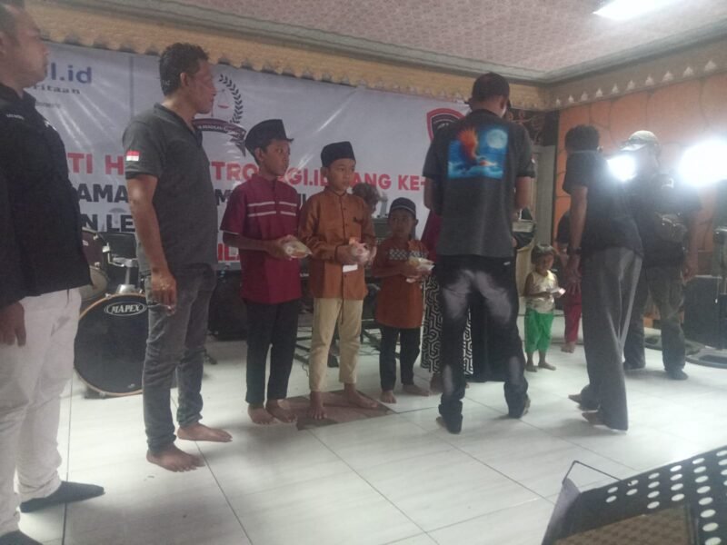 Dokumen foto: anggota YLBH saat beri santunan anak yatim