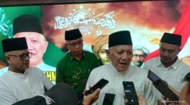 Ket foto. Ketua PWNU Jawa Timur, KH Abdul Hakim Mahfudz atau Gus Kikin, didampingi Ketua PCNU se-Malang raya saat diwawancara awak media di Pendopo Agung Kabupaten Malang 