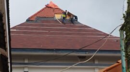 Ket foto. Pekerja terlihat mengerjakan rehabilitasi di atas atap gedung DPRD Kabupaten Malang.