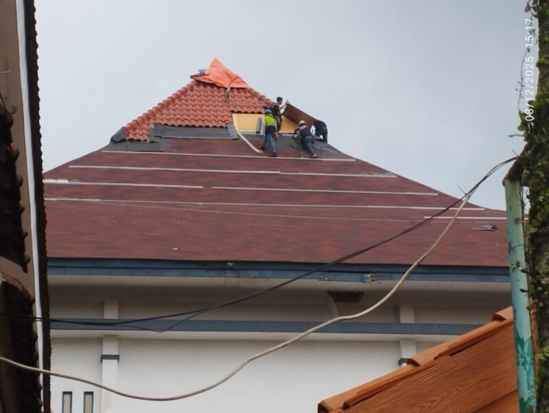 Ket foto. Pekerja terlihat mengerjakan rehabilitasi di atas atap gedung DPRD Kabupaten Malang.