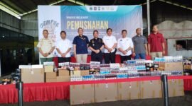 Ket foto. Kepala Bea Cukai Malang, Johan Pandores, unsur Kepolisian, Satpol PP dan Pemerintah Kabupaten Malang saat menggelar konferensi pers pemuanahan barang bukti rokok ilegal Desa Gampingan Kecamatan Pagak
