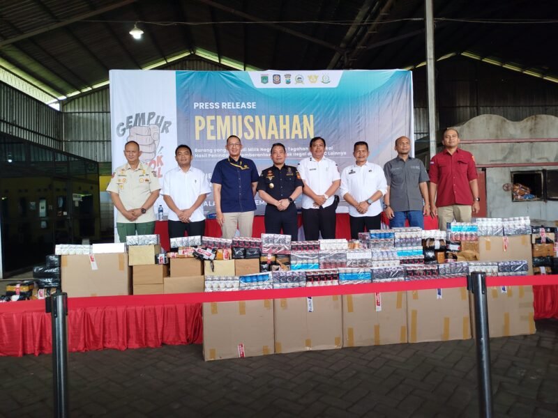 Ket foto. Kepala Bea Cukai Malang, Johan Pandores, unsur Kepolisian, Satpol PP dan Pemerintah Kabupaten Malang saat menggelar konferensi pers pemuanahan barang bukti rokok ilegal Desa Gampingan Kecamatan Pagak