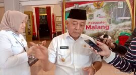 Ket foto. Bupati Malang H.M Sanusi saat diwawancara awak media di Pringgitan Pendopo Agung 