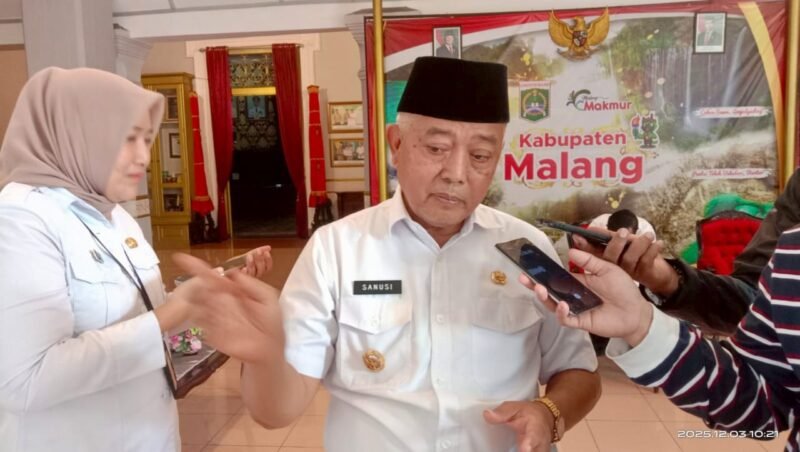 Ket foto. Bupati Malang H.M Sanusi saat diwawancara awak media di Pringgitan Pendopo Agung 