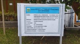 Keterangan Foto : Papan kegiatan proyek rehabilitasi atap Gedung DPRD Kabupaten Malang senilai Rp 1,3 miliar, yang dikerjakan PT Sak Lawase Selalu Sukses dengan konsultan perencana CV Djava Maja Makmur dan konsultan pengawas CV Metro Karya. Foto diambil Selasa (03/12/2025).