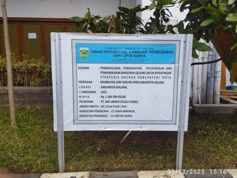 Keterangan Foto : Papan kegiatan proyek rehabilitasi atap Gedung DPRD Kabupaten Malang senilai Rp 1,3 miliar, yang dikerjakan PT Sak Lawase Selalu Sukses dengan konsultan perencana CV Djava Maja Makmur dan konsultan pengawas CV Metro Karya. Foto diambil Selasa (03/12/2025).