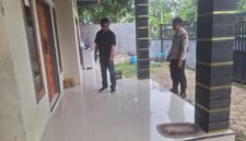 Ket foto. Pihak Kepolisian saat menunjukan tempat kejadian perkara penusukan di Kecamatan Gondanglegi