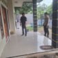 Ket foto. Pihak Kepolisian saat menunjukan tempat kejadian perkara penusukan di Kecamatan Gondanglegi 