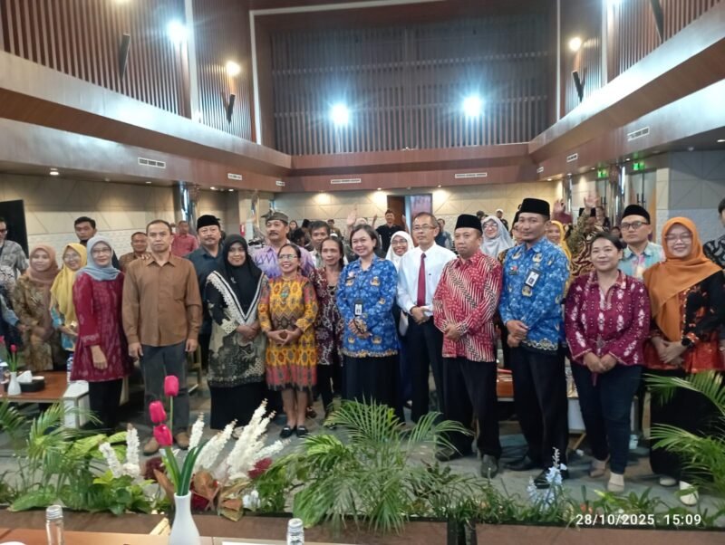 Ket foto. Bersama anggota DPRD kabupaten Malang Komisi I, Busilan saat sosialisasi Wawasan Kebangsaan dan Kebhinekaan 